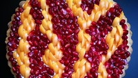 Instagram Ko kini punya lebih dari 82.000 followers. Mereka suka menikmati foto pie cantik buatan Ko, seperti pie buah delima ini. Foto: Lauren Ko