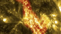 Sebuah gambar dari Observatorium Dinamika Matahari NASA (SDO) menunjukkan filamen surya sepanjang 200.000 mil yang merobek korona matahari pada September 2013 (Foto: Dok. NASA)