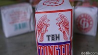 Kalau teh yang satu ini memang sudah terkenal sejak dulu. Kalau kemasan barunya berwarna hijau, kemasan dulu ternyata dominan putih dengan warna merah dan ungu. Teh ini aromanya harum dengan paduan melati yang nikmat. Teh ini diproduksi oleh Persh. Teh Wangi Tong Tji, Tegal. Foto: Lusiana Mustinda