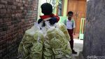 Foto: Ini Sutrisno, Bocah yang Jual Kerupuk untuk Hidupi Keluarga
