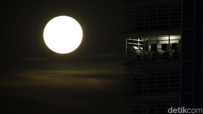Fenomena Supermoon bisa dilihat di langit Indonesia, termasuk Jakarta malam ini. Fenomena Supermoon ini istimewa karena yang terakhir di 2017.