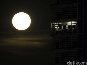 Supermoon Muncul di Tahun Baru, Waspadai Kenaikan Air Laut