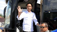 Sambil menunjukan raut muka yang sumringah, orang nomor satu di Indonesia itu melambai-lambaikan tangannya ke awak media.