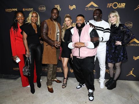 DJ Khaled (berjaket pink) bersama Sean 'Diddy' Combs, Fergie, Mary J Blige, dan Meghan Tranior di pesta ulang tahunnya.