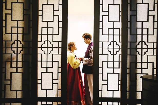 Pasangan yang telah berpacaran selama tiga tahun itu foto prewedding menggunakan hanbok, busana tradional Korea.  Foto: dok. Instagram (wedding & indo)