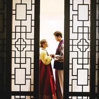 Pasangan yang telah berpacaran selama tiga tahun itu foto prewedding menggunakan hanbok, busana tradional Korea.  Foto: dok. Instagram (wedding & indo)