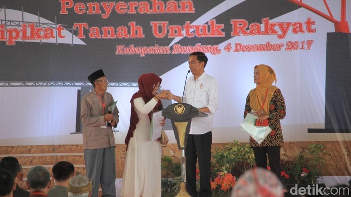 Nyanyi Lagu Es Lilin, Warga Soreang Ini Dapat Sepeda dari Jokowi