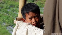 Tidak banyak yang Fadil inginkan saat ini. Ia ingin terus mencari uang untuk ibu dan adiknya. Namun, Fadil mengaku merindukan ayahnya Udin yang meninggal saat ia masih berusia 2 tahun.