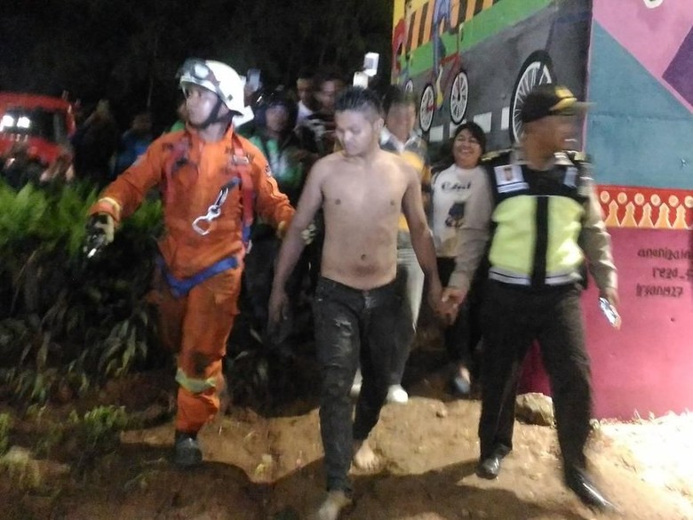 Pria yang Panjat Kolong JLNT Casablanca Berhasil Dievakuasi Pria yang Panjat Kolong JLNT Casablanca Berhasil Dievakuasi