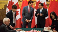 Trudeau bertemu Perdana Menteri China Li Keqiang pada Senin (4/12). (Foto: Dok. REUTERS/Fred Dufour/Pool)