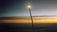 The Space Shuttle Challenger diluncurkan dari Florida saat fajar. Dalam misi ini, Kathryn Sullivan menjadi wanita A.S. pertama yang melakukan spacewalk dan Marc Garneau menjadi orang Kanada pertama di luar angkasa.  (Foto: Dok. NASA)