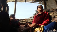 Fadil bukanlah pemilik dari kerupuk-kerupuk yang dijual. Ia hanya menjadi penjual dari kerupuk produksi saudaranya. 