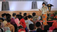 Sebelum menyerahkan sertifikat tanah gratis itu, orang nomor satu di Indonesia itu disuguhkan oleh penampilan angklung dari Saung Angklung Ujdo.