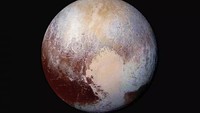 Empat gambar dari New Horizons Long Range Reconnaissance Imager (LORRI) digabungkan dengan data warna dari instrumen Ralph untuk menciptakan tampilan global warna yang disempurnakan dari Pluto ini. (Foto: Dok. NASA)