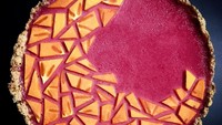 Lewat Instagram lokokitchen, Ko mengunggah kreasi foto pie buatannya. Yang ini cranberry curd tart dengan buah persimmon. Foto: Lauren Ko