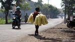 Foto: Ini Sutrisno, Bocah yang Jual Kerupuk untuk Hidupi Keluarga