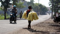 Aksinya ini mendadak ramai diperbincangkan di media sosial (medsos)‎ setelah aksinya berjualan kerupuk keliling diunggah oleh salah seorang warganet di Instagram.