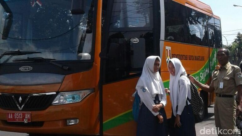 Angkutan Umum di  Magelang  Mogok Mobil  Dinas Angkut Anak 