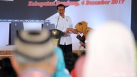 10 ribu sertifikat tanah diberikan Presiden Joko Widodo (Jokowi) kepada warga Jawa Barat. di Kabupaten Bandung.