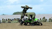 Sejumlah prajurit melakukan atraksi saat upacara penutupan. Pool/Penkostrad.