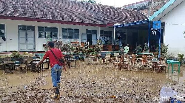 Pembersihan lumpur di sekolah-sekolah/