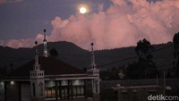Fenomena langka ini dapat disaksikan di Kecamatan Kertasari, Kabupaten Bandung, Jawa Barat.