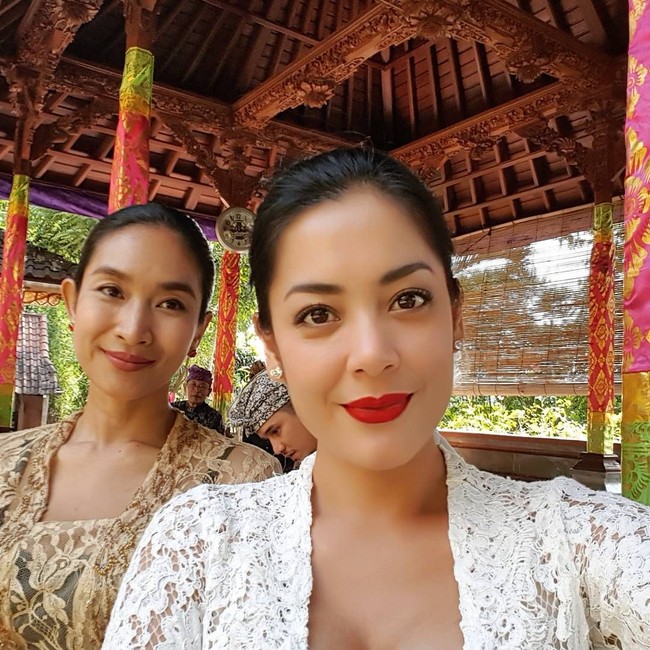 Lulu Tobing sebelum menikah dengan cucu Soeharto, Danny Bimo Hendro Utomo menganut agama Kristen. Saat menikah ia berpindah keyakinan menjadi muslim. Foto: Instagram