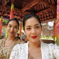 Lulu Tobing sebelum menikah dengan cucu Soeharto, Danny Bimo Hendro Utomo menganut agama Kristen. Saat menikah ia berpindah keyakinan menjadi muslim. Foto: Instagram