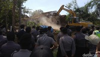 Dalam pengamanan perobohan rumah, petugas gabungan yang dilibatkan sekitar 264 personel, dari unsur polisi, TNI, Satpol PP, TP4D kejaksaan. (Foto: Ristu Hanafi/detikcom)