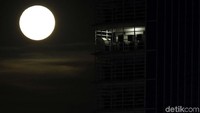 Adapun purnama perigee berikutnya akan ditutup pada 30 hingga 31 Januari 2018 nanti. Pada 30 Januari 2018 pukul 16.56 WIB Bulan berada di perigee sejarak 358.993 km. Pada 29,5 jam berikutnya, yaitu pada 31 Januari 2018 pukul 20.26 WIB, Bulan pun berada dalam puncak fase purnamanya.