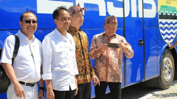 Gaya Jokowi Jajal Tol Soroja Pakai Bus Persib