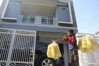 Kisah Bocah Garut Jualan Kerupuk Demi Ibu dan Rindu Sosok Ayah