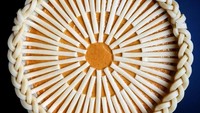 Yang ini juga nggak kalah unik. Polanya rumit dengan rasa yang unik. Ko membuat Chai Masala Pumpkin Pie yang hangat berempah. Foto: Lauren Ko