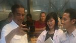 Momen Jokowi Mampir ke Kafe di Bandung: Ngopi dan Diajak Selfie