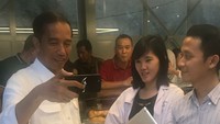 Di sela-sela ngopi, Jokowi tampak menyempatkan diri untuk ngevlog (Foto: Instagram Sejiwa Coffee)