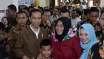 Gaya Santai Jokowi di Bandung: Ke Mal hingga Makan Tahu Petis
