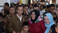 Jokowi bergaya santai saat mengunjungi salah satu mal di Bandung. Ia mengenakan jaket bomber berwarna cokelat. 