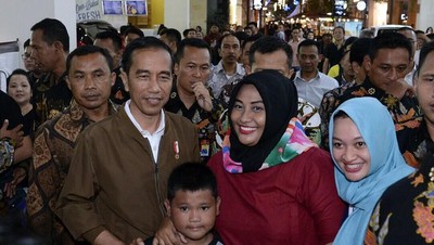 Gaya Santai Jokowi di Bandung: Ke Mal hingga Makan Tahu Petis