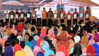 Jokowi berfoto dengan perwakilan para penerima sertifikat.