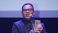 Garin Nugroho ketika menerima penghargaan Honorary Awards dari Singapore International Film Festival (SGIFF) 2017 di Marina Bay Sands Grand Theatre, Sabtu (2/12/2017).  (Official SGIFF 2017)