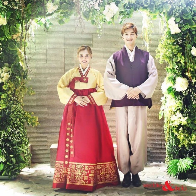 Moa yang asli Indonesia jadi terlihat seperti wanita Korea dengan hanbok yang dikenakannya. Foto: dok. Instagram (wedding & indo)