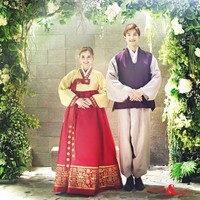 Moa yang asli Indonesia jadi terlihat seperti wanita Korea dengan hanbok yang dikenakannya. Foto: dok. Instagram (wedding & indo)