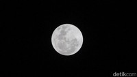 Fenomena supermoon terlihat pada Minggu (3/12/2017) sekitar pukul 18.00 WIB.