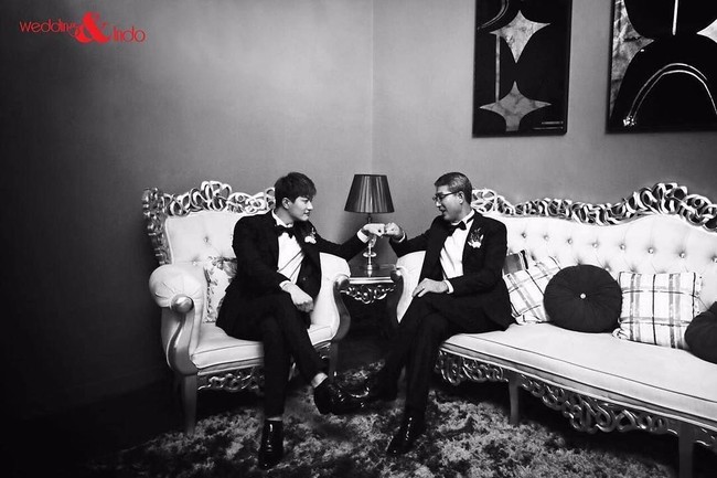 Masih bagian dari foto prewedding. Di samping Lee adalah ayahnya. Keduanya tampak gagah menggunakan setelan jas.  Foto: dok. Instagram (wedding & indo)