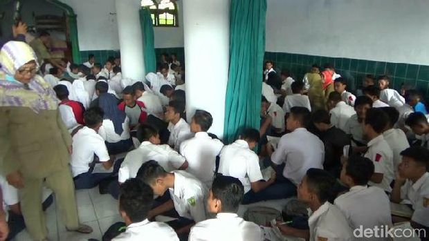 Mereka UAS dengan berdesakan/