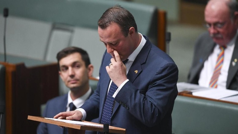 Politikus Australia Melamar Kekasih Gay-nya di Sidang Parlemen Politikus Australia Melamar Kekasih Gay-nya di Sidang Parlemen