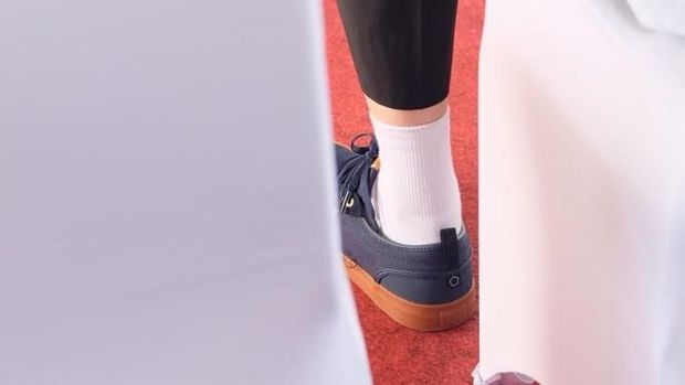 Jokowi pakai sepatu baru di Bandung. 