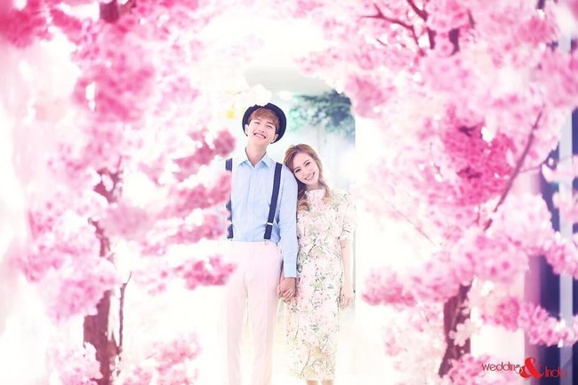 Tema Korea sangat kental dalam foto prewedding Lee Jeong Hoon dan Moa. Seperti foto ini yang berhiaskan bunga pink khas Sakura di negeri gingseng.  Foto: dok. Instagram (wedding & indo)