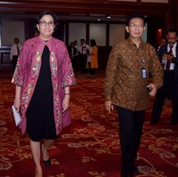 Tampaknya Sri Mulyani senang memadukan gaun dengan kardigan. Kali ini kardigan pink cerah batik motif floral dengan aksen bordir ia kenakan di atas gaun hitam. Gaya yang eklektik dan segar. Foto: Dok. Kemenkeu