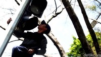 Petugas dari Unit Pengelola Sistem Pengendali Lalu Lintas (UPSPLL) Dinas Perhubungan Provinsi DKI Jakarta, melakukan perbaikan lampu lalu lintas, di Jalan Pangeran Diponegoro, Jakarta Pusat, Senin (04/12/2017).
